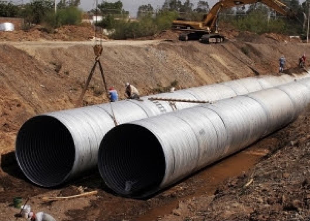 Instalación de tubería de diámetro especial para conducción de agua