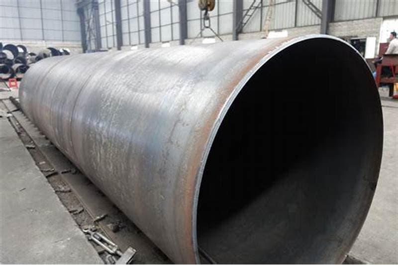 Tubería de Diámetros Mayores de acero, colocada en un entorno industrial, mostrando su interior y con un acabado ligeramente desgastado.